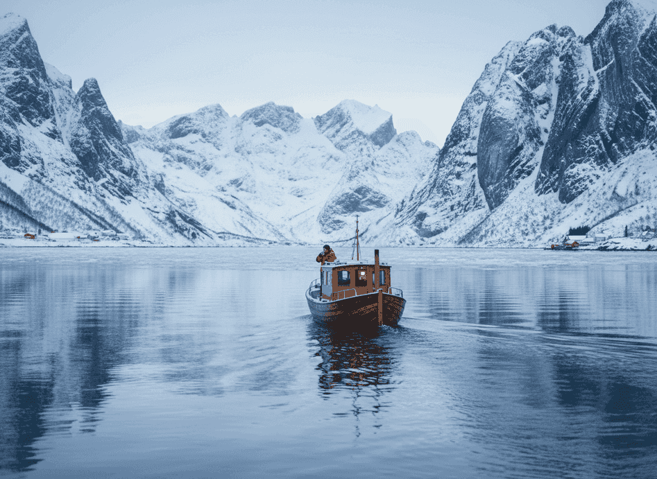 Reflejos de Lofoten: Un Viaje en Barco de Invierno a través de Kirkefjord